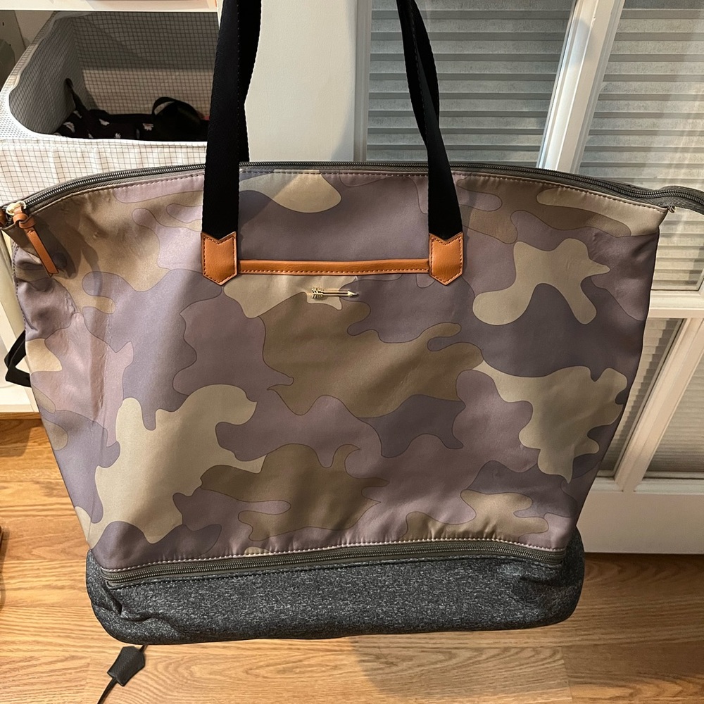 Camo weekender bag w/ detachable strap